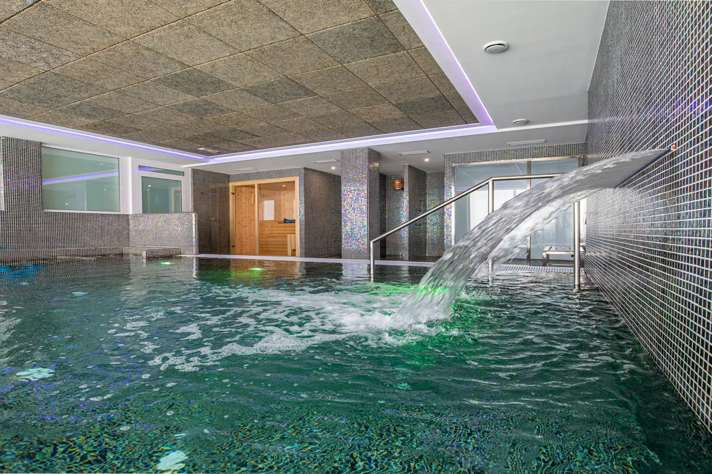 Piscina climatizada con cascada en el spa de Alcossebre Sea Experience