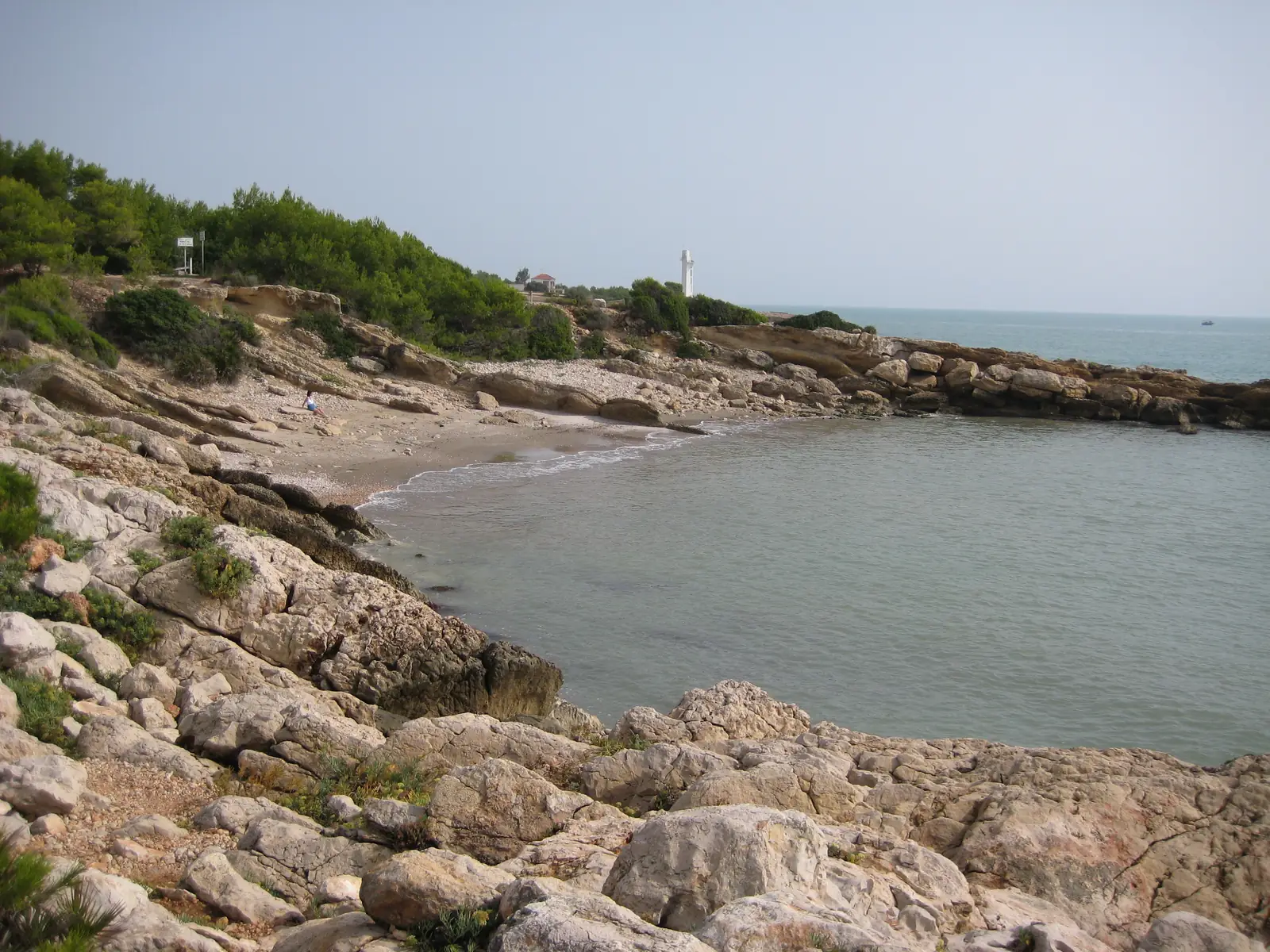 Cala Blanca, junto al faro de Alcossebre, al norte de Las Fuentes