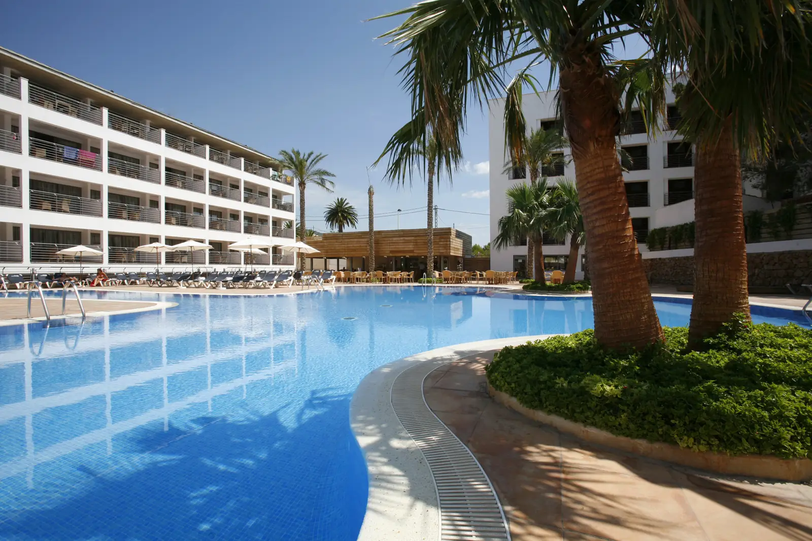 Piscina y fachada del Hotel Alcossebre, frente al mar