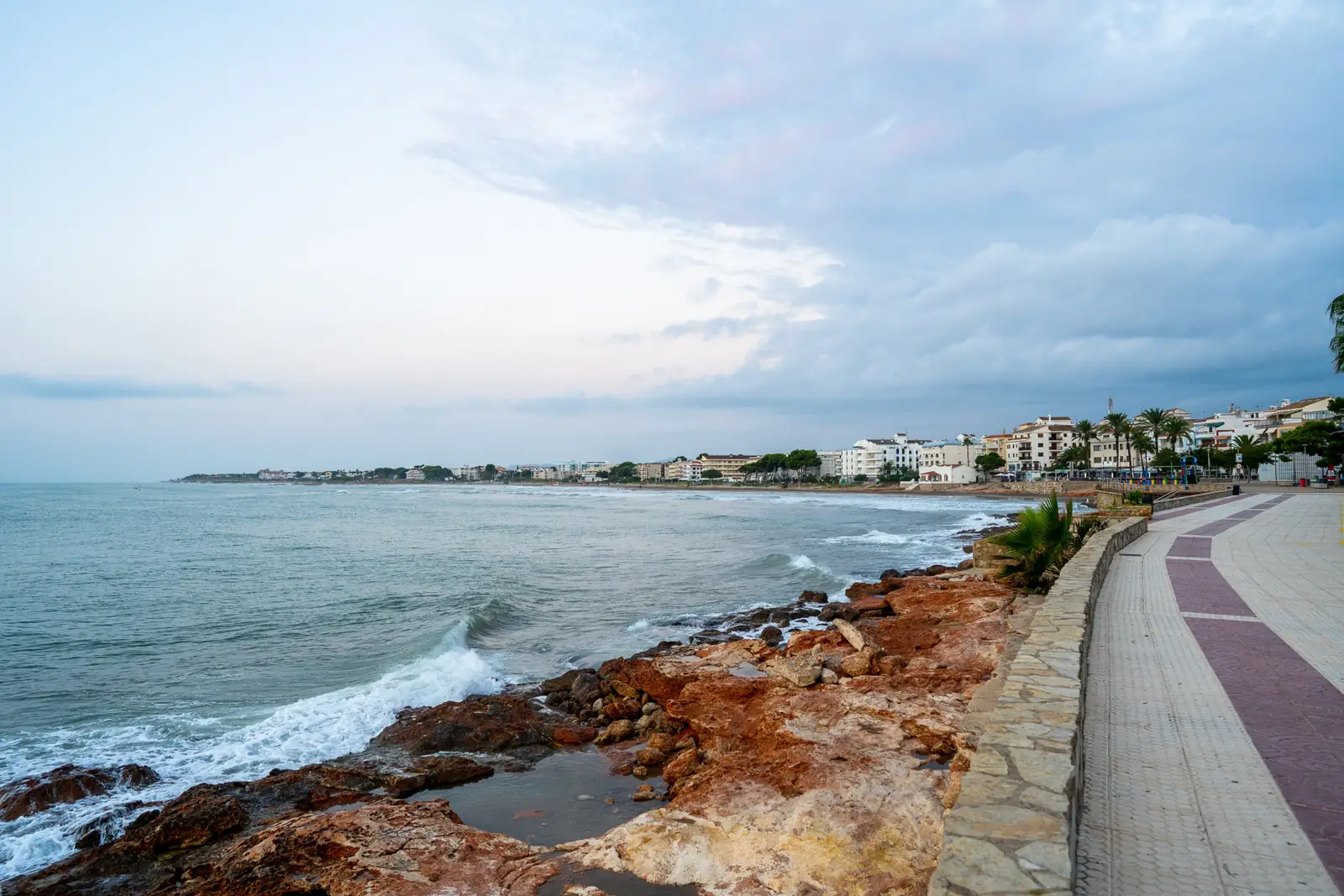 Paseo marítimo de Alcossebre junto a las rocas, cerca del Hotel Alcossebre