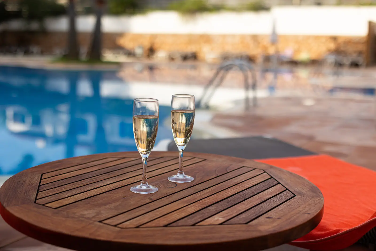 Copas junto a la piscina del Hotel Alcossebre
