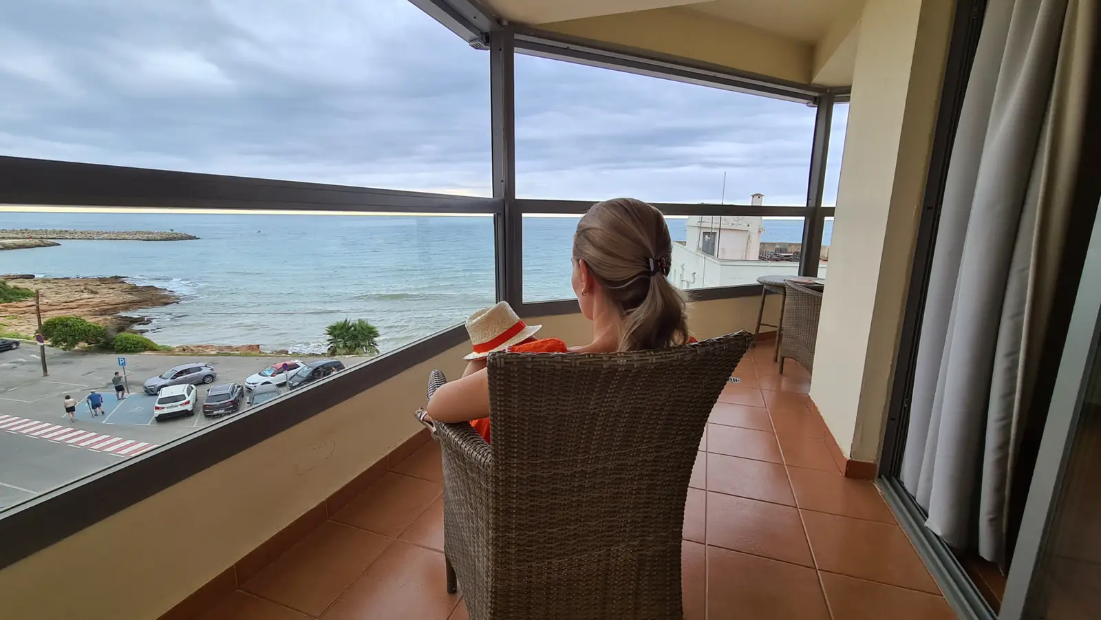 Hóspede no terraço de um quarto do Hotel Alcossebre com vista mar