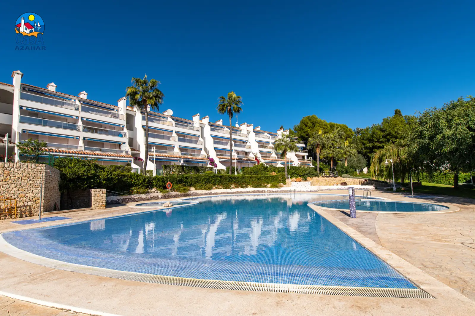 Piscina de los apartamentos Jardines del Puerto, en primera línea de la playa de Las Fuentes
