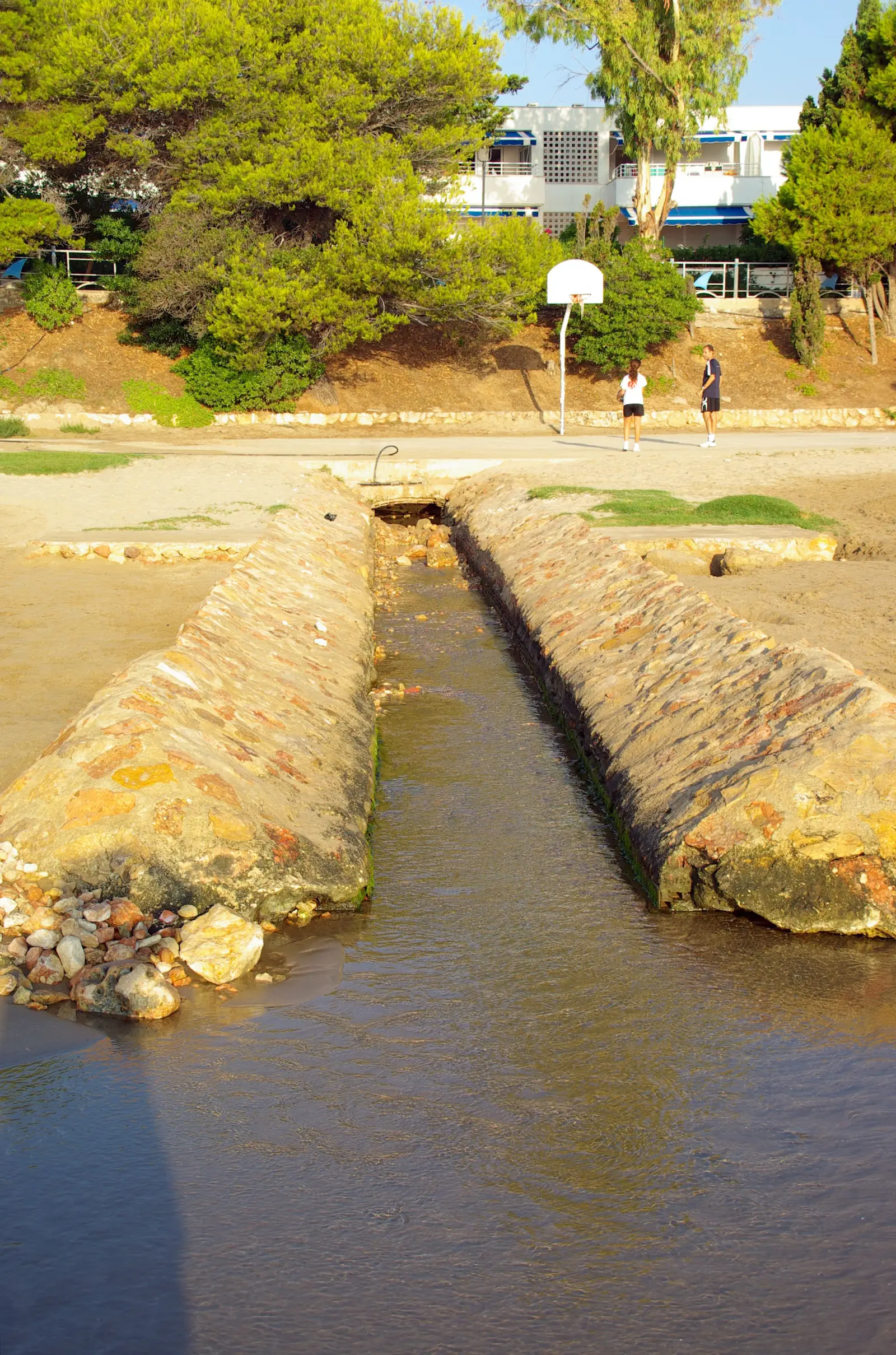 Canal por el que el agua dulce de los manantiales llega a la playa de Les Fonts, en Alcossebre