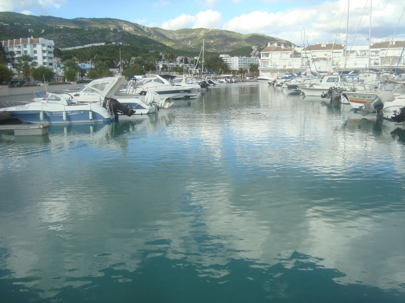 Puerto deportivo de Las Fuentes, en Alcossebre, con la sierra al fondo