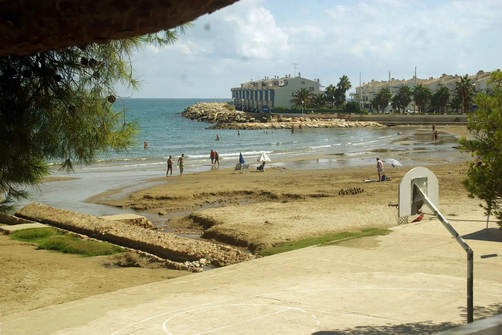 Playa de Les Fonts (Las Fuentes) en Alcossebre, con el agua de los manantiales llegando a la orilla